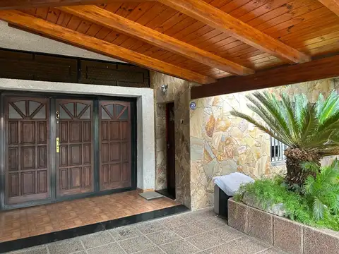 Casa 6 ambientes con 2 baños