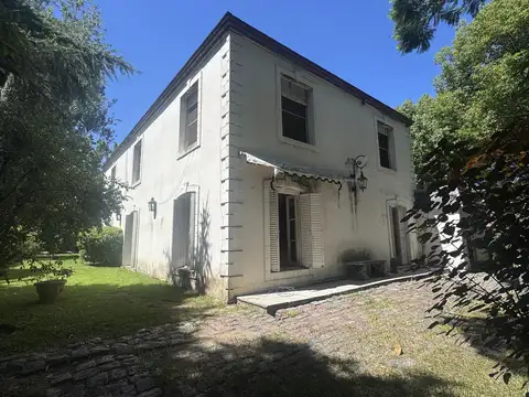 Casa 8 ambientes con 5 baños