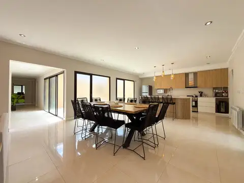 VENTA CASA CUATRO DORMITORIOS ZONA RURAL TANDIL