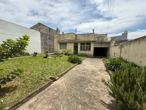 Casa sobre dos lotes de 3 ambientes con cochera y jardín - Wilde