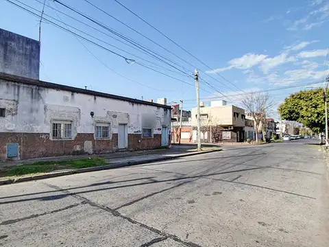 Excelente deposito con oficinas/departamento en venta en Sarandi Avellaneda. Son 1000 m2 cub.-