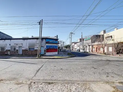 Excelente deposito con oficinas/departamento en venta en Sarandi Avellaneda. Son 1000 m2 cub.-