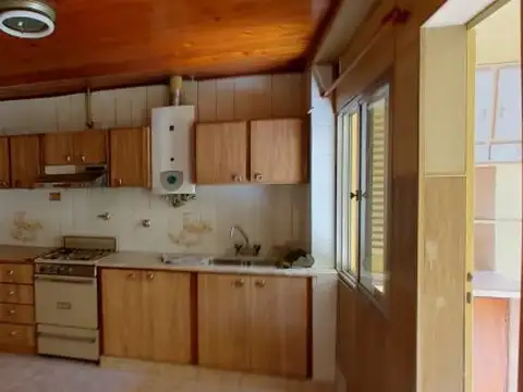 Casa con local en Alsina 1700