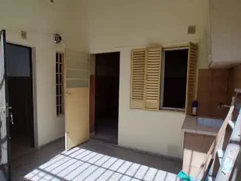 Casa con local en Alsina 1700