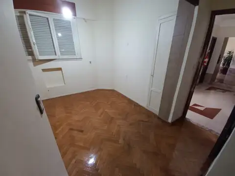 monoambiente en PB con patio .Renta hasta 2026