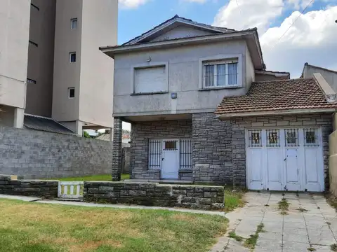 Casa en venta - 4 Dormitorios 2 Baños - Cochera - 371Mts2 - Punta Mogotes