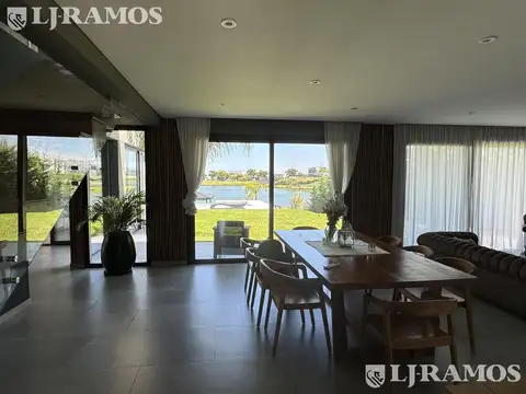 Casa en Venta con 3 cocheras