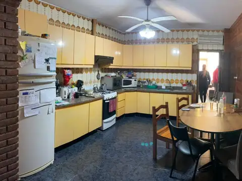 Se vende Casa a metros de la Avda Marquez...