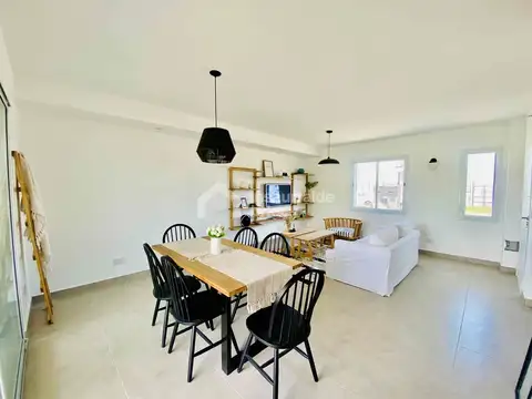 Casa 4 ambientes con 2 baños