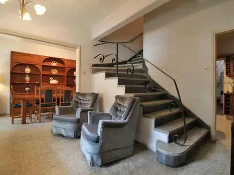 Casa 6 ambientes con 2 baños