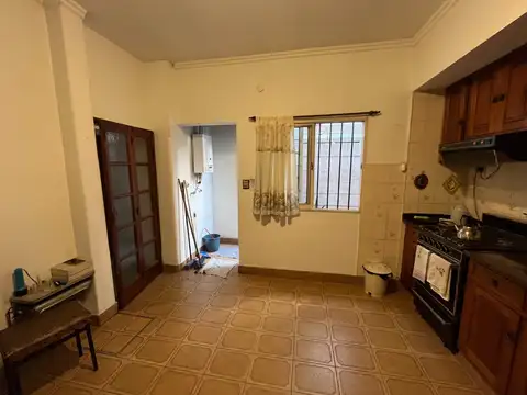 Casa Ex municipal de 4 ambientes con patio y terraza. Impecable 