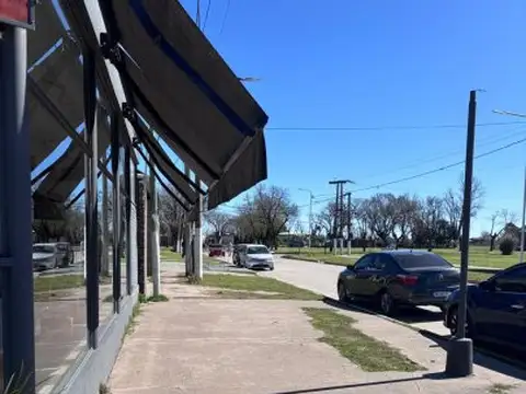 Local comercial sobre esquina en la localidad de Luis Palacios