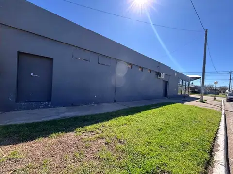 Local comercial sobre esquina en la localidad de Luis Palacios