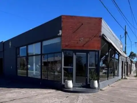 Local comercial sobre esquina en la localidad de Luis Palacios