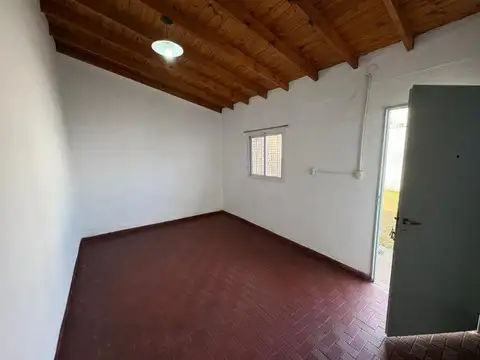 Se ALQUILA Departamento con Patio