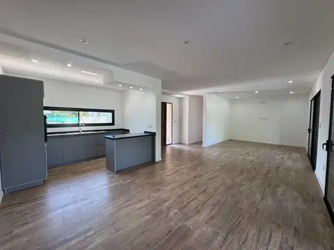 Casa 4 ambientes con 2 baños