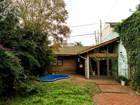 CASA 2 PLANTAS  CON GARAGE, PARQUE, PISCINA,  PARRILLA Y PLAY ROOM. ELIZALDE 300 AVELLANEDA