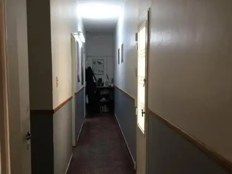 VENTA DE LOCAL CON DEPTO. Y COCHERAS