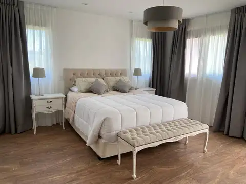 Casa en Alquiler Temporal con 2 cocheras