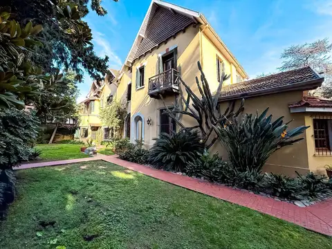 Casa de 3 Plantas en Venta Sobre Lote de 1070 m², Con Lindo Jardín y Pileta en La Lucila