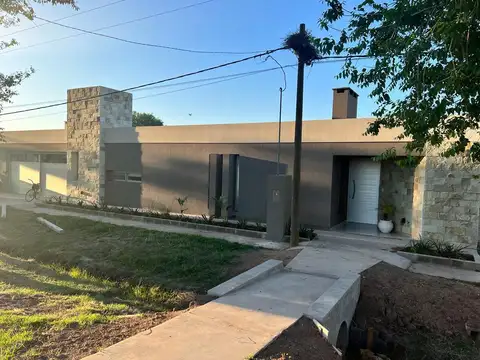 Casa en Venta con 2 cocheras