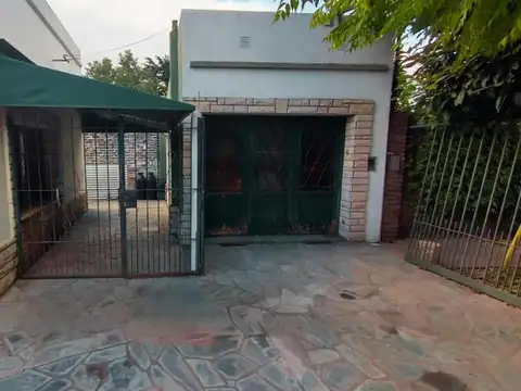 Casa en venta - 3 Dormitorios 1 Baño - 175mts2 - Loma Hermosa