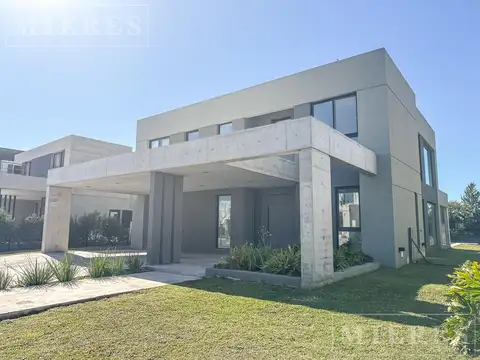 Casa en Alquiler con 2 cocheras