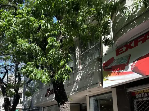 Anolio Local con salida dos calles. Congreso.