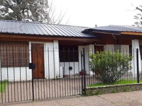 CASA 4 AMBIENTES CON COCHERA