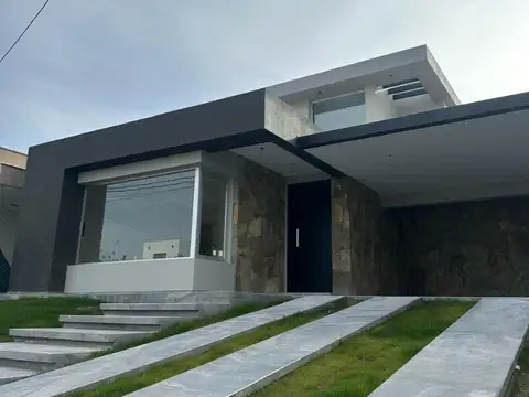 Casa Estrenar, Dos Plantas, 3 Dorm, 2 Baños, Cochera Doble, Calefacción, Jardín