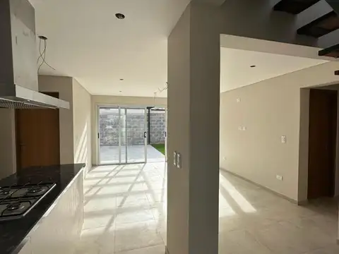 Casa 4 ambientes con 2 baños