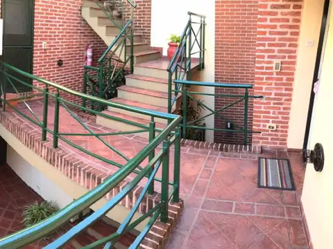 excelente  ph  primer piso por escalera en Villa Luro