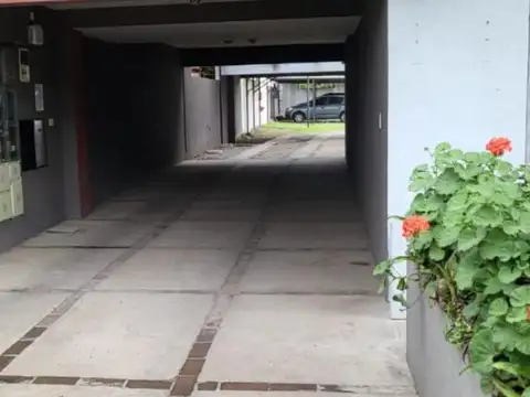 VENTA - COCHERA SEMICUBIERTA - MORON