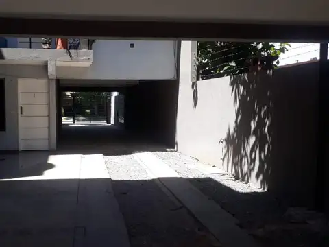 VENTA - COCHERA SEMICUBIERTA - MORON