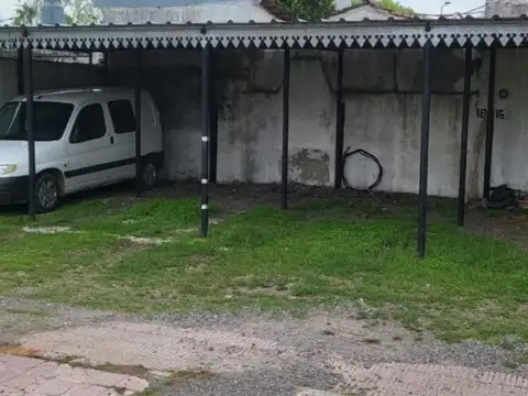 VENTA - COCHERA SEMICUBIERTA - MORON