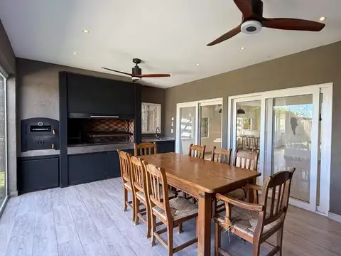 Casa en Venta con 5 cocheras