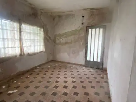 Casa a reciclar en venta a cuadras de la Basilica de Lujan