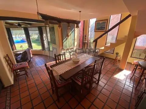 Hermosa casa de estilo Mexicano de 4 ambientes con piscina. Vista inmejorable al lago.