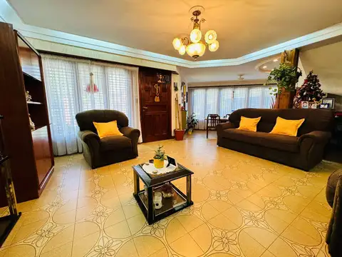 Casa 5 ambientes con 3 baños