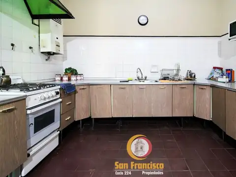 Casa 9 ambientes con 4 baños