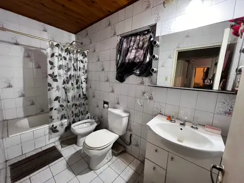 Casa en venta de 3 dormitorios c/ cochera en Ramos Mejía