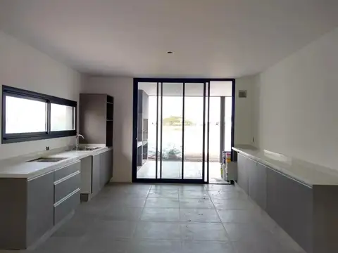 Casa 4 ambientes con 2 baños