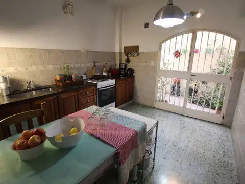 Casa 4 ambientes con 2 baños