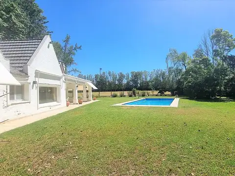 Casa 8 ambientes con 2 baños