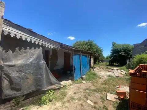 Lote con casa a refaccion en venta en villa ruiz