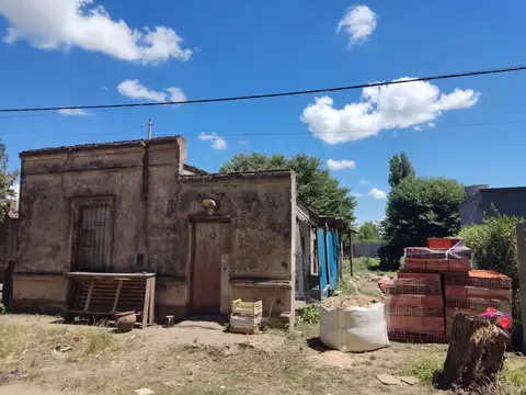 Lote con casa a refaccion en venta en villa ruiz