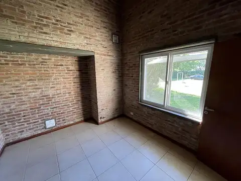 Casa en Alquiler con 2 cocheras