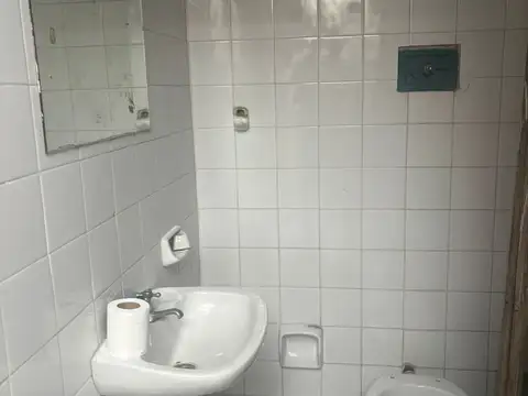 Local en venta sobre Avenida con subsuelo y deposito en Quilmes Centro, Oportunidad!