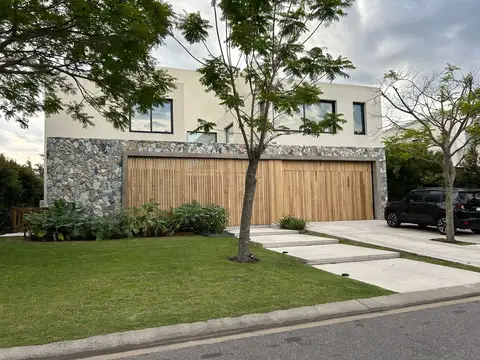 VENTA Casa al agua en LAGOS DEL GOLF, NORDELTA. 4 Dormitorios.