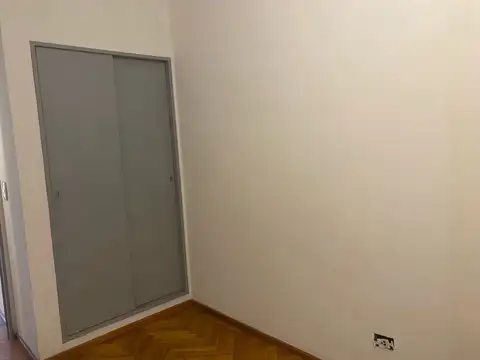 3 ambientes al frente con balcón. Muy luminoso. Excelente ubicación. Apto crédito.